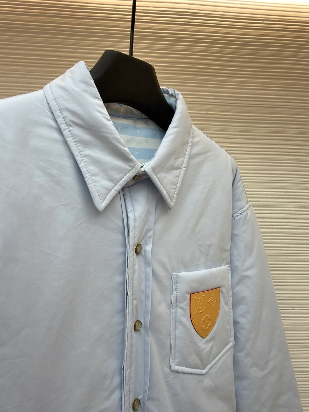 LOUIS VUITTON SKI Ski Series Lightly padded cotton long-sleeved cotton jacket ●Original version: Purchased and developed by 22889 ●Item number: 1682102-B25 ●Fabric: 100% cotton fabric ●Technology: Positioned cutting machine ●Color: blue ●Version: fitted version ●Weight: about 810 grams ●Size: S-M-L-XL ●Description: This Louis Vuitton shirt-style jacket is made of high-count combed cotton blend fabric. It has been pre-washed and treated with water to achieve a soft and skin-friendly feel, while also giving the fabric anti-wrinkle and easy care properties. The body of the garment is filled with a thin layer of warm cotton using quilting technology. The stitches are fine and even and arranged in a regular rhombus pattern, which not only ensures warmth but also prevents cotton batting from clumping and shifting. The front pocket is inlaid with a first-layer cowhide embossed badge. The LV classic logo is combined with the shield-shaped outline and is made through a heat-pressing shaping process. The edges are polished smooth and burr-free. The placket uses natural horn buttons, which are double-fastened with metal snaps to increase durability. The shoulders and side seams use hemming stitching technology, and the lines are neatly and symmetrically routed. The overall cut is a loose shirt silhouette, and every splicing is precisely aligned, showing the brand's exquisite clothing craftsmanship and details. The overall wiring is straight and delicate, the fabric is comfortable and soft, and the color is consistent without color difference. It can be matched with the same style to create a fashionable look and control various occasions. Customized accessories, complete with three standards, same style for men and women!